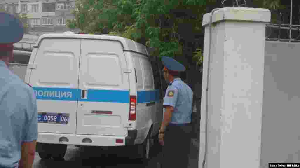 Гражданских активистов Макса Бокаева и Талгата Аяна привезли на суд в этой полицейской машине.&nbsp;
