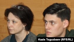 Анна Устинова, вдова журналиста Геннадия Бендицкого, скончавшегося 3 декабря 2017 года, и их сын Олег Бендицкий на судебном заседании в Медеуском районном суде. Алматы, 17 апреля 2018 года.  
