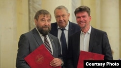 Премия имени Лебедева РАН 2015 года. ​Сергей Абрамов, президент РАН Владимир Фортов, ​Всеволод Опанасенко