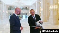 Председатель Европейского совета Шарль Мишель (слева) и президент Азербайджана Ильхам Алиев 