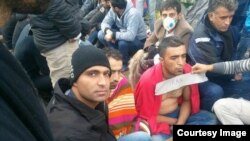 پناهجویان ایرانی با لبان دوخته