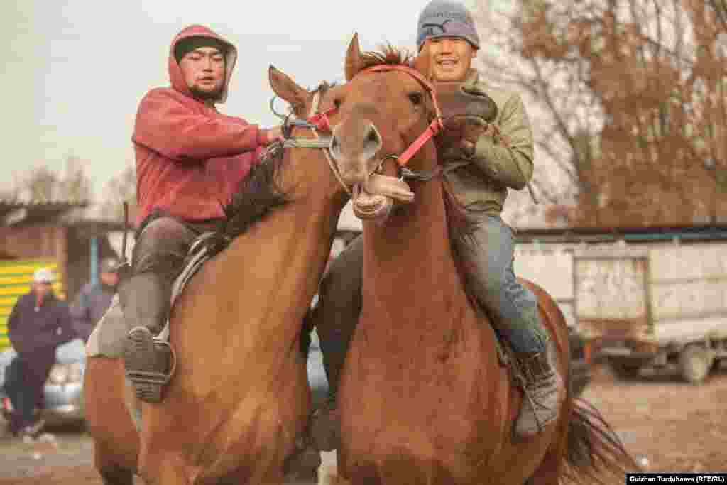 Эта лошадь стоит 200 тысяч сомов. Парень испытал своего скакуна прямо на рынке.&nbsp;