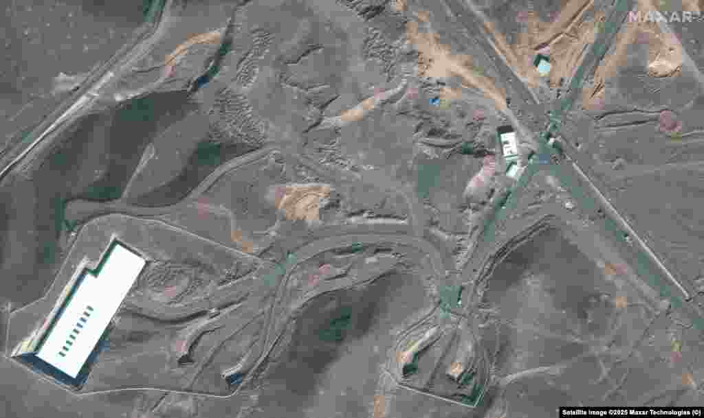 Грузовики и бульдозеры возле входа в подземный завод в Фордо перед ударом. В Тегеране сообщили, что из Фордо и других ядерных объектов была вывезена часть обогащенного урана еще до того, как иранские ядерные объекты были атакованы. Президент Дональд Трамп заявил, что удары США "уничтожили" ключевые иранские ядерные объекты.