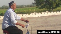 75 ýaşly Husan Hajybaýew ýurduň ilkinji prezidenti merhum Yslam Kerimowyň hatyrasyna 2016-njy ýylyň sentýabr aýynda Samarkanda tigirli syýahat edipdi.