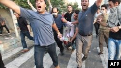 جمعیت معترض پیکر یکی از کشته‌شدگان درگیری‌های ۳۰ خرداد ۸۸ را حمل می‌کنند