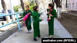 Mugallymlaryň pul tabşyrmadyk okuwçylary köpçüligiň öňünde utandyrmaga, ýazgarmaga synanyşandygy barada hem maglumatlar bar.