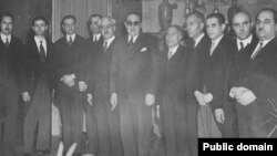 احمد قوام (نفر ششم از راست که سیگار به دست دارد و عینک آفتابی به چشم) در کنار هیئت همراهش، پیش از سفر به مسکو