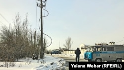 Полицейские патрулируют улицу возле ресторана «Древний Рим», Караганда, 8 января 2019 г.