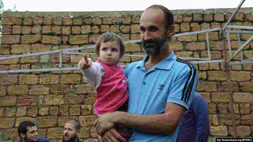 Evine qaytqan Mustafayev başta balalarını quçaqlay