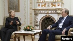 ولادیمیر پوتین، نخست وزیر روسیه و هیلاری کیلینتون، وزیر خارجه آمریکا، در هفته گذشته بار دیگر در مورد ایران گفت و گو کردند.