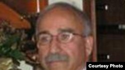 آقای شاکری در تماس تلفنی که با همسر و پسرش داشته به آنها اطلاع داده که آزاد شده است.