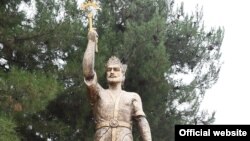 Такой же памятник Исмоили Сомони в районе Шахринав был открыт 30 сентября