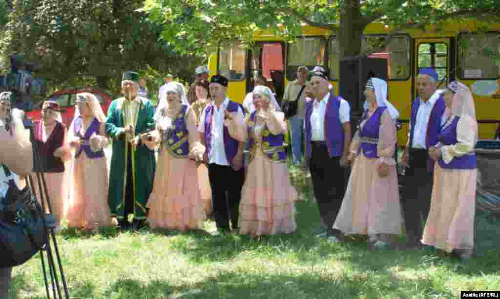  Ялтадан &quot;Чишмә&quot; ансамбле җырлый 