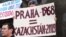 Прагада наразылық шеруіне шыққан қазақ босқындарының қолында «Прага-1968 = Қазақстан-2009» деп жазылған. 7 ақпан 2009 жыл.