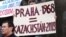 Казахские беженцы проводят пикет в Праге. На плакате написано "Прага-1968 = Казахстан-2009". 7 февраля 2009 года. 