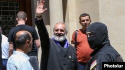 Архієпископ Баграт Галстанян під час затримання 25 червня