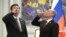 Hytaýyň prezidenti Si Jinping (Ç) rus kärdeşi Wladimir Putin bilen tebigy gaz şertnamasyna gol çekilmeginiň şanyna bada göterýär. Şanhaý, 21-nji maý, 2014.