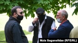 Гия Гачечиладзе (в центре)