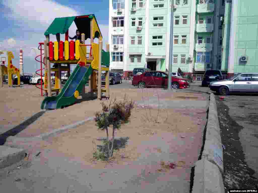 &quot;Parahat-7&quot; mikroraýonyndaky çagalar meýdançasy
