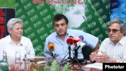 Энограф Грануш Харатян и члены оргкомитета Ассамблеи армян Азербайджана Арарат Цатурян (в центре) и Николай Бабаджанян на пресс-конференции, Ереван, 20 июня 2011 г.  