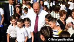 Արմեն Սարգսյանը երեխաների հետ, արխիվ