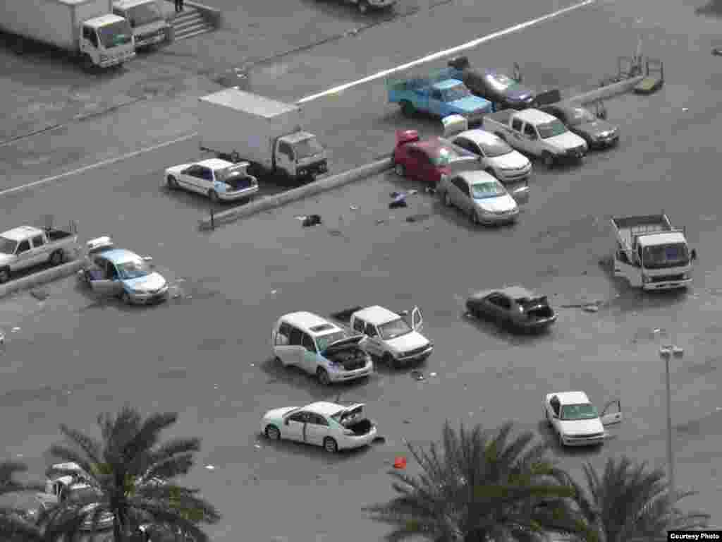 Бахрейн. Ордо шаар Манаманын Бермет аянтынан көрүнүш. 9-сүрөт. 17.3.2011. Nick. - 2011-жылдын 17-мартында (бейшембиде) Бахрейн падышалыгынын коопсуздук күчтөрү Манама шаарынын көчөлөрүн жана аянттарын көзөмөлдөөсүн улантты.  Алар шийи араптар басымдуулук кылган демонстранттарды 16-мартта күч менен таркаткан. Ишкер Ник “Азаттыкка” жиберген сүрөттөрдөн. Манама ш., Бахрейн. 17.03.2011. № 9-сүрөт.