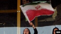 مردان تماشاگر حق ورود به محل بازی های زنان را ندارند.