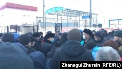 Ақтөбеде жалақыларын өсіруді талап етіп тұрған автобус жүргізушілері мен кондукторлары. 12 ақпан 2021 жыл.