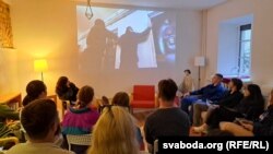 Кадар кліпа "Сяджу не за сябе".