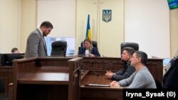 У коментарі Радіо Свобода прокурор розповів, що потерпілий був військовозобов'язаним, якого підозрювані поліцейські доставили до Голосіївського ТЦК