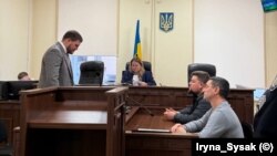 Сторона захисту і підозрюваний не заперечували проти застосування такого запобіжного заходу
