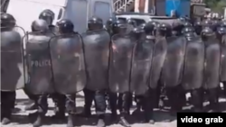 В течение дня силовики не вступали в конфронтацию с участниками акции, несмотря на то, что те вооружились самодельными дубинками и даже кидали камни в правоохранителей