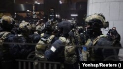 Солдати готуються просуватися до головної будівлі парламенту після того, як президент Південної Кореї Юн Сок Йоль оголосив воєнний стан у Південній Кореї, 3 грудня 2024 року