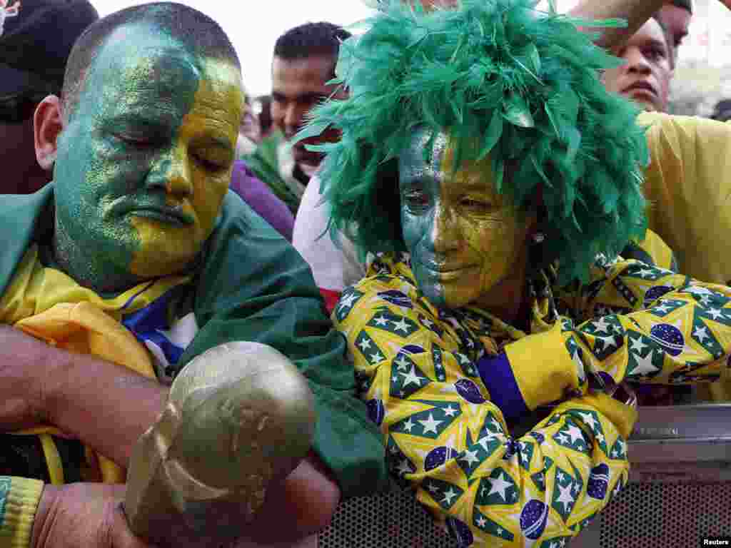 تماشاگران برزیلی در انتظار آغاز بازی برزیل و هلند در رقابت های جام جهانی ۲۰۱۰ آفریقای جنوبی