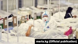 Бишкектеги күндүзгү стационарда бейтапты карап жаткан дарыгер. 