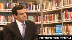 دیوید کوهن، معاون وزارت خزانه‌داری آمريکا می‌گوید که «به همان نسبت که شرایط اقتصادی در ایران روبه وخامت می‌رود، رهبران ارشد ایران نیز از شبکه پنهان شرکت‌های ثبت‌نشده سود می‌برند.»