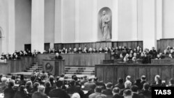 Москва. В зале заседаний ХХ съезда КПСС в Кремле. Выступает первый секретарь ЦК КПСС Никита Хрущев. Фото Василия Егорова (Фотохроника ТАСС)