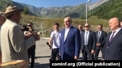 Аслана Бжания приняли по осетинским традициям – с тремя пирогами и пивом