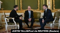 Президент України Володимир Зеленський, прем’єр-міністр Великої Британії Кір Стармер і президент Франції Емманюель Макрон, Лондон, 2 березня 2025 року