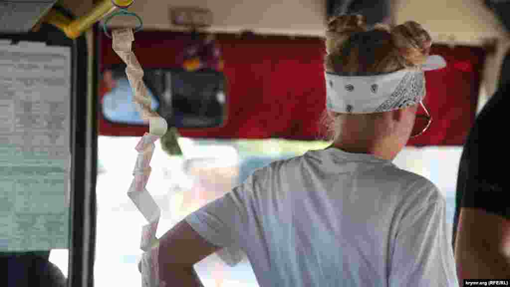 Автобусное сообщение Судака с Новым Светом считается внутригородским, и тариф поэтому городской&nbsp;&ndash; 17 рублей (6,5 грн) с человека. Серпантин из старых советских билетов (на фото) удачно подчеркивает серпантин трассы