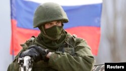 Rus harbysydygy çaklanylýan adam. Krym