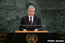 Өзбекстан президенті Шавкат Мирзияев БҰҰ Бас Ассамблеясының 80-сессиясында сөйлеп тұр. Өзбекстан президентінің ресми сайтындағы фото
