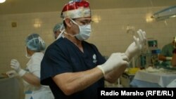 Сложные пластические операции, которые стоят сотни тысяч долларов, решительно меняют качество жизни детей из бедных семей. Операции помогают детям улыбаться, а это дорогого стоит, считает хирург Баиев