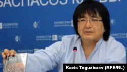 Скрипач Марат Бисенгалиев на пресс-конференции. Алматы, 29 июня 2011 года.  