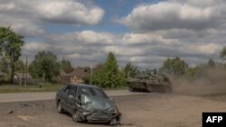 Пошкоджене авто на дорозі у Вовчанському районі Харківської області, Україна, 12 травня 2024 року