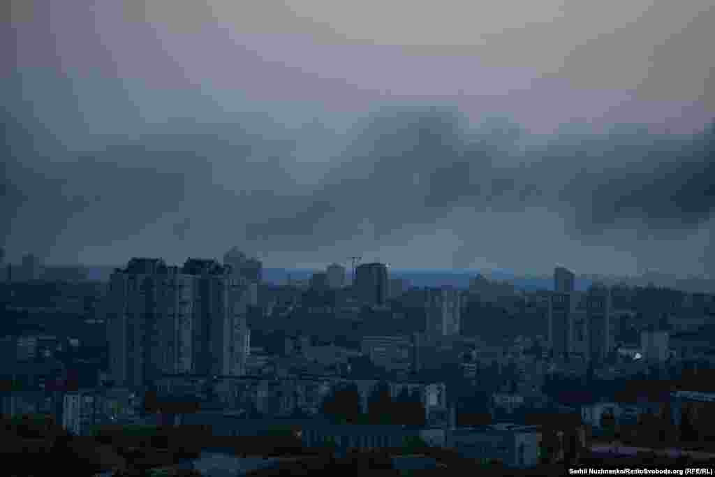 Дым над Кіевам пасьля расейскага паветранага ўдару