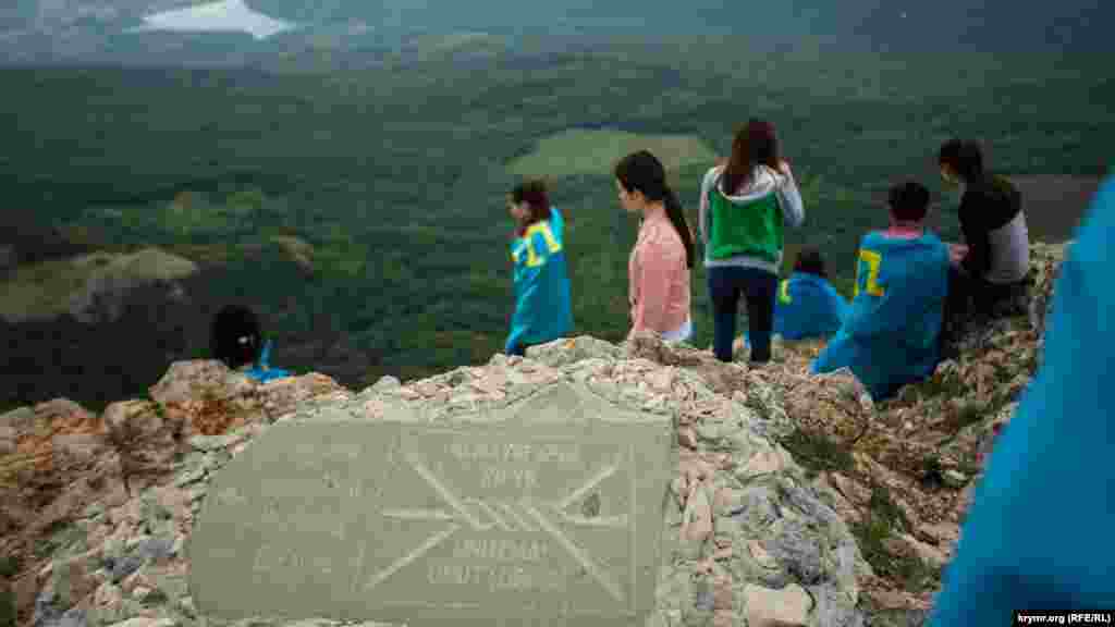 2014 senesinde sürgün etilüv qurbanlarınıñ hatırasına qoyulğan taş. Taştaki yazı: «Unutma! Unuttırma!»
