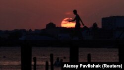 Kezlev kün batışı, arhiv süreti