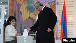 В голосовании на референдуме принял участие действующий президент Армении Серж Саргсян