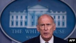 ABŞ-nyň Milli aňtawynyň direktory Dan Kots 2-nji awgustda geçirilen metbugat brifinginde çykyş edýär